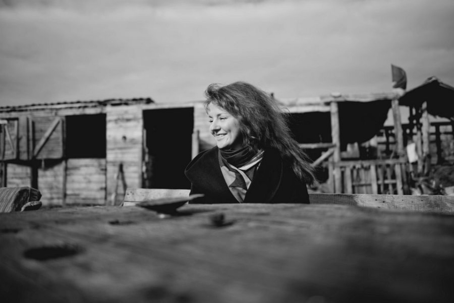 Natalia Horbach, portret czarno-biały przy drewnianym stole