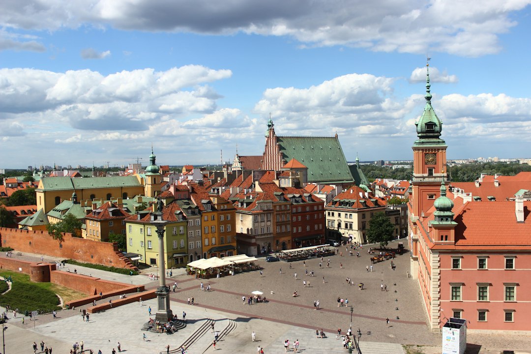 Panorama Starego Miasta w Warszawie z kolorowymi kamienicami