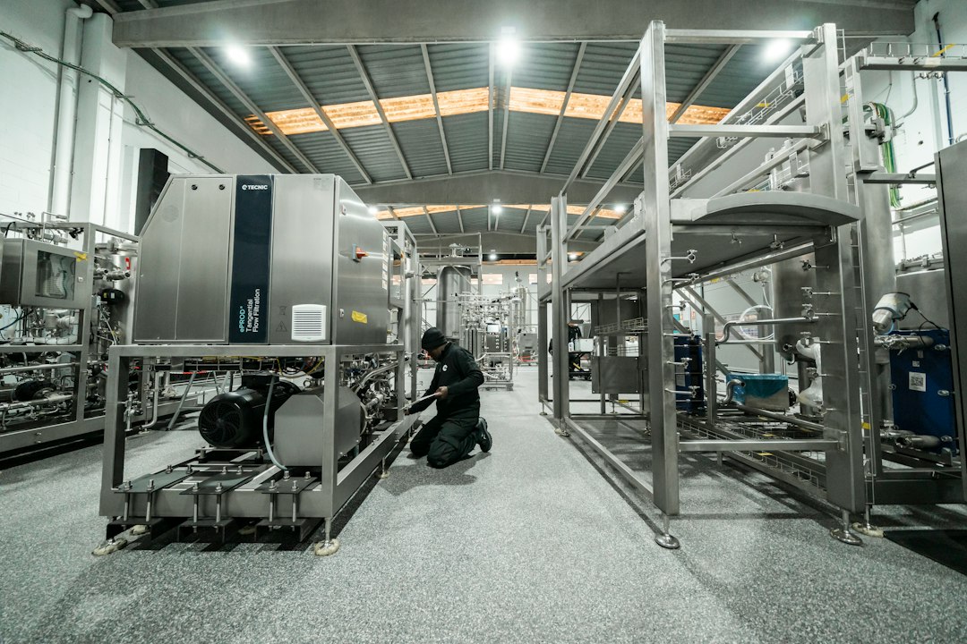 Czysta instalacja ze stali nierdzewnej w zakładzie produkcyjnym żywności